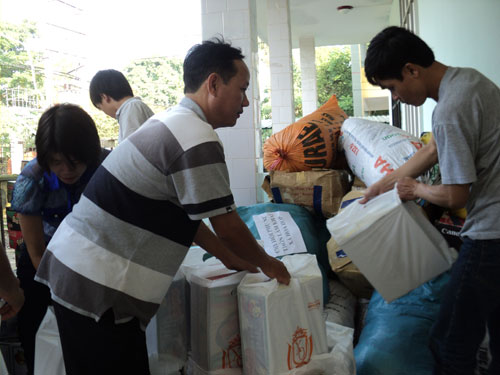650 thùng mì tôm đến với người dân Tân Hoá