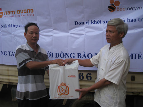 650 thùng mì tôm đến với người dân Tân Hoá