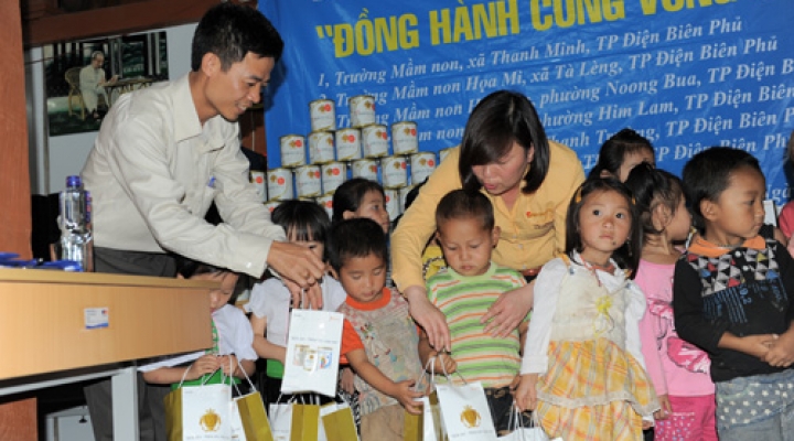 Báo Tin Tức phối hợp cùng Nam Dương tặng quà cho trẻ em nghèo Điện Biên
